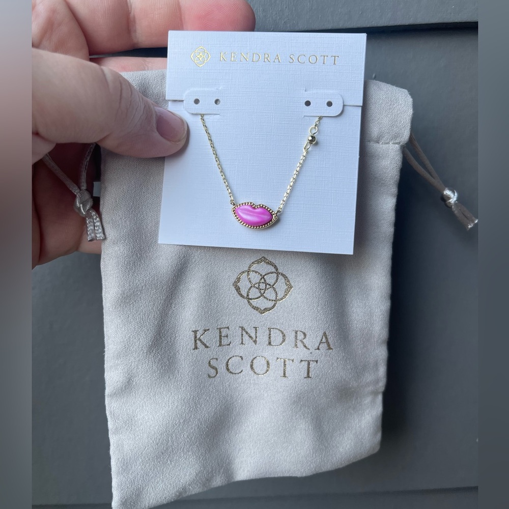 Kendra Scott Hot Pink lips necklace